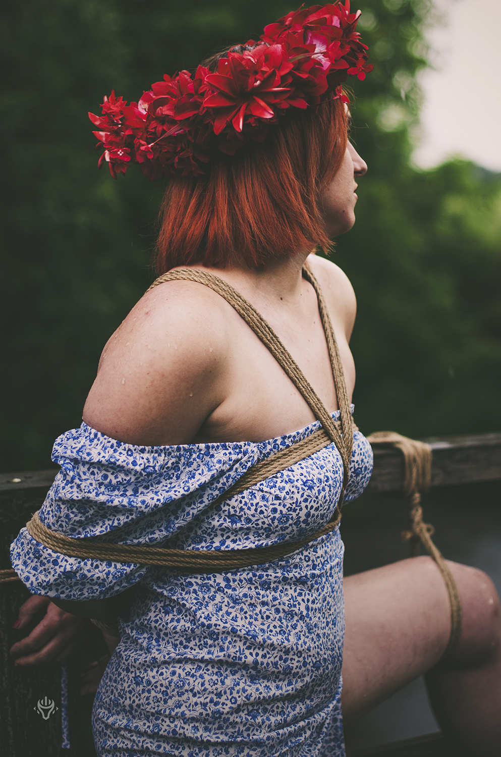 Autorska fotografia shibari — ujęcie plenerowe 01.