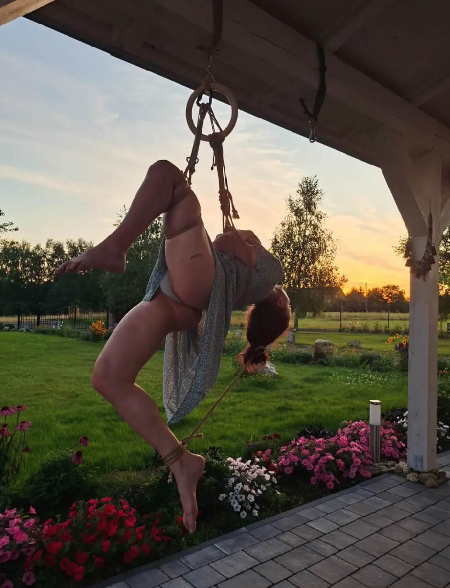 Autorska fotografia shibari — ujęcie plenerowe 07.