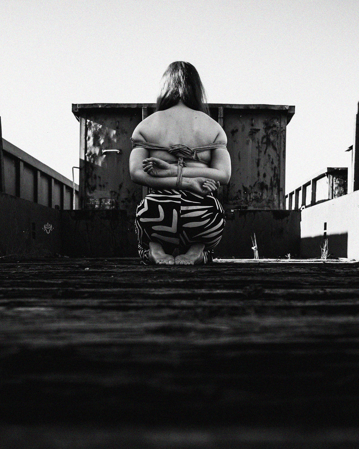 Autorska fotografia shibari — ujęcie plenerowe 09.