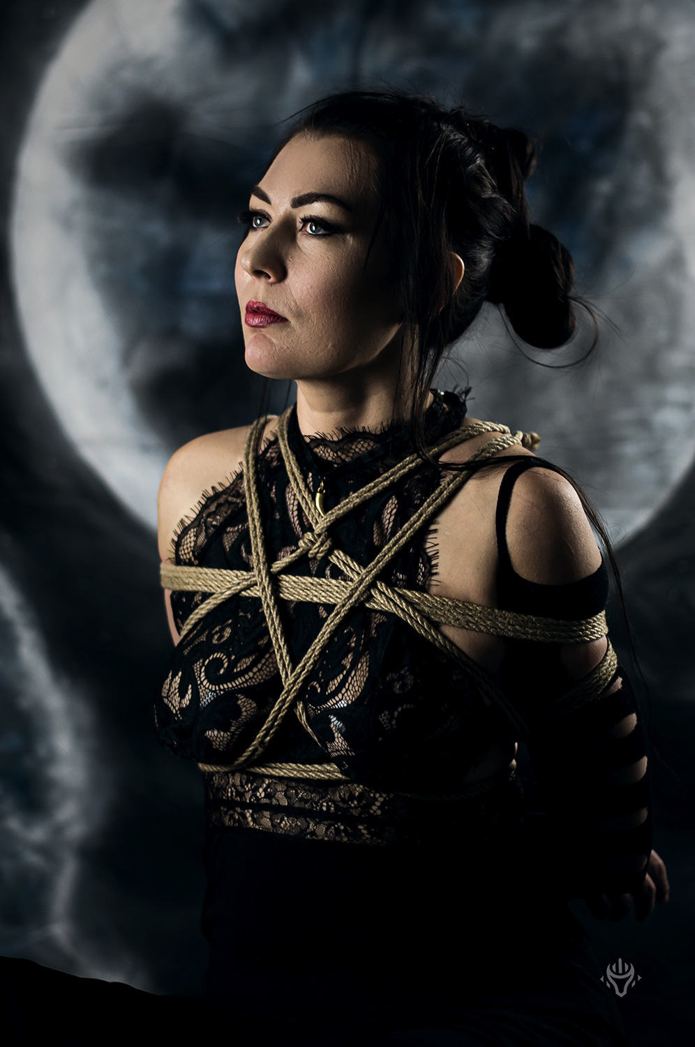 Autorska fotografia shibari — studyjne lub wnętrzowe ujęcie 03.