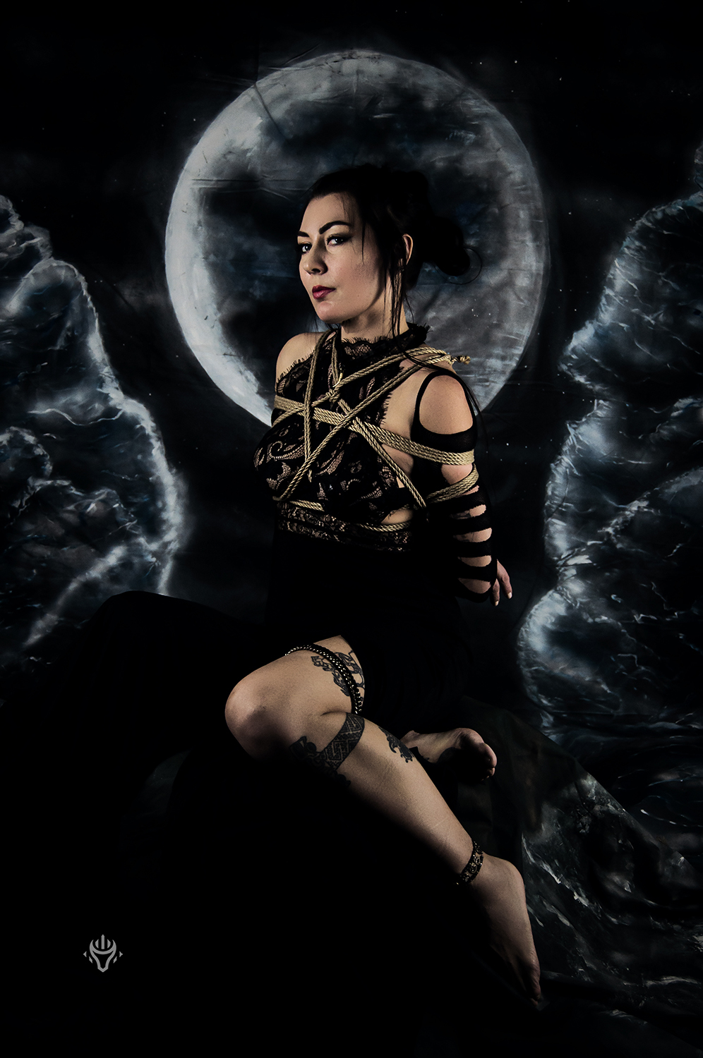 Autorska fotografia shibari — studyjne lub wnętrzowe ujęcie 04.