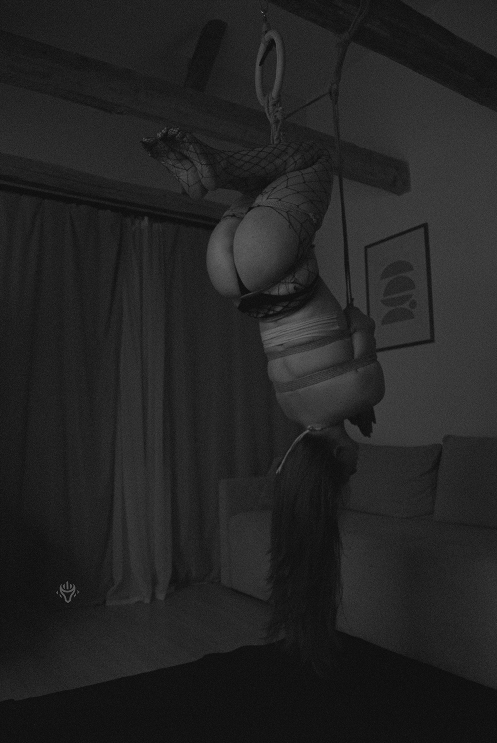 Autorska fotografia shibari — studyjne lub wnętrzowe ujęcie 05.