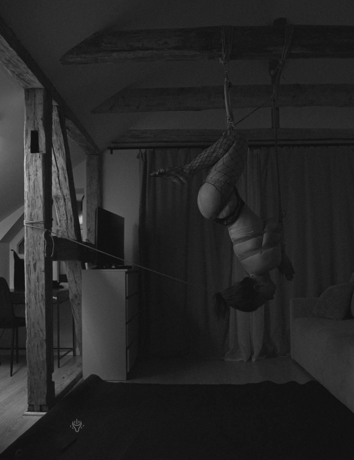 Autorska fotografia shibari — studyjne lub wnętrzowe ujęcie 06.