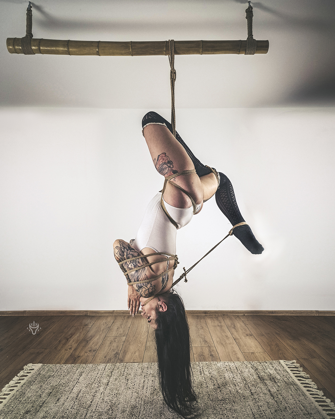 Autorska fotografia shibari — studyjne lub wnętrzowe ujęcie 07.