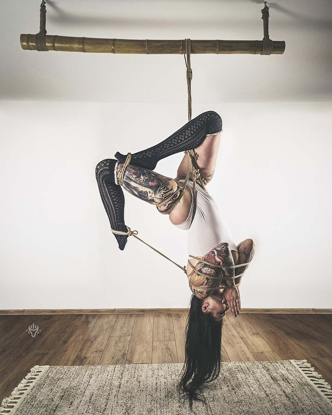 Autorska fotografia shibari — studyjne lub wnętrzowe ujęcie 08.