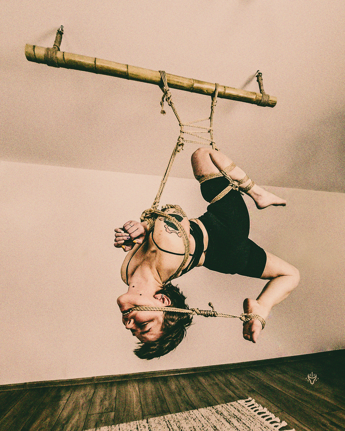 Autorska fotografia shibari — studyjne lub wnętrzowe ujęcie 09.