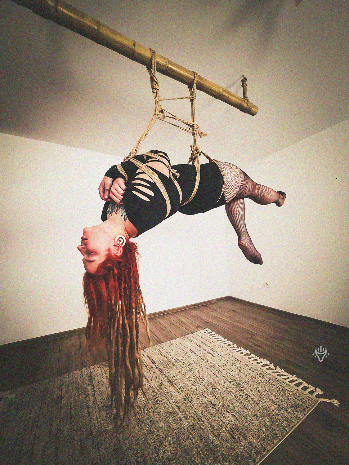 Autorska fotografia shibari — studyjne lub wnętrzowe ujęcie 10.