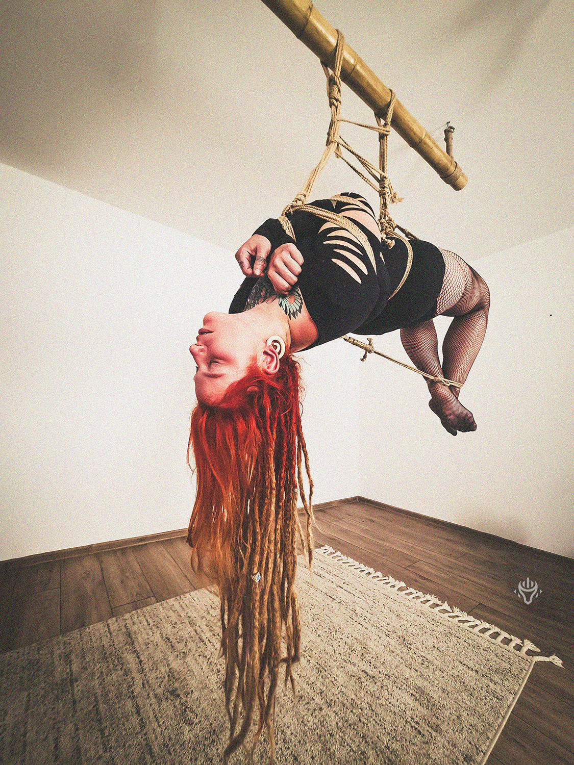 Autorska fotografia shibari — studyjne lub wnętrzowe ujęcie 11.