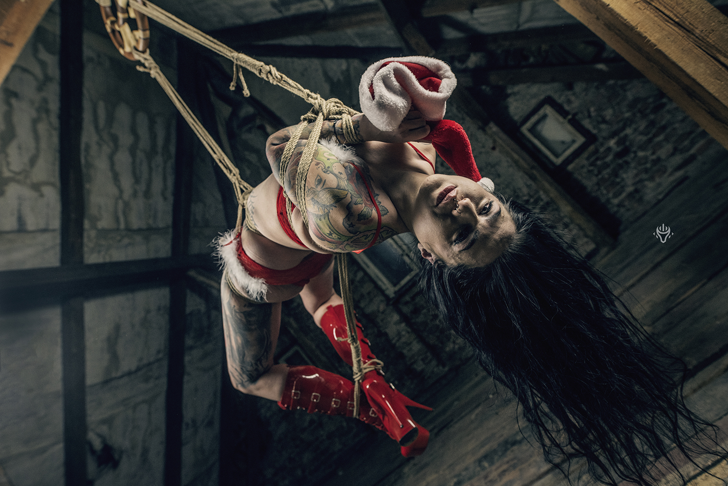 Autorska fotografia shibari — studyjne lub wnętrzowe ujęcie 13.