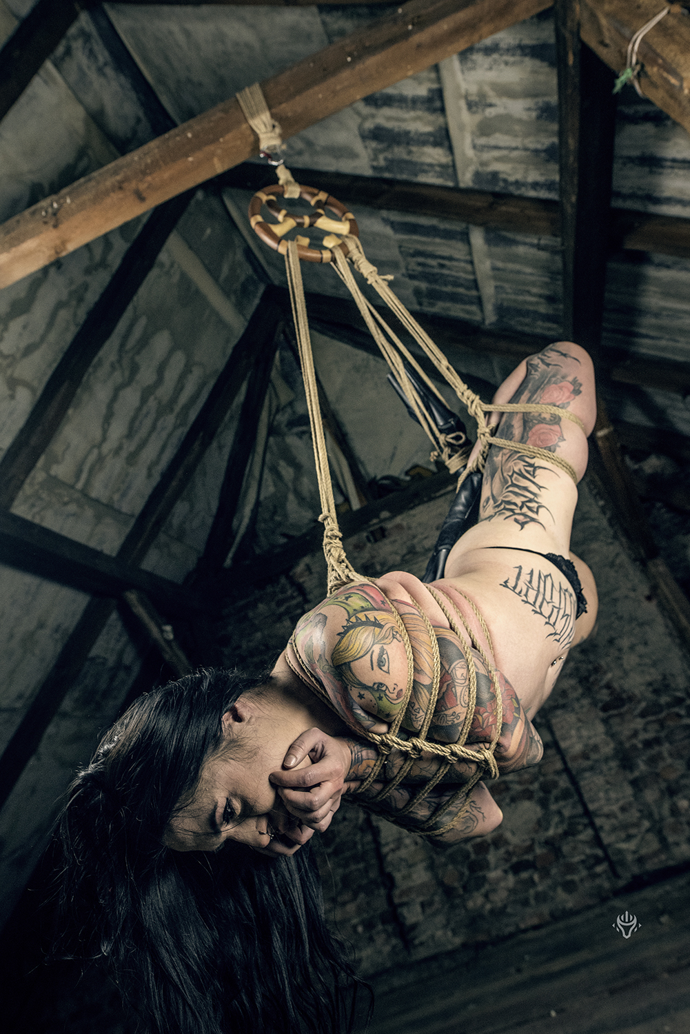 Autorska fotografia shibari — studyjne lub wnętrzowe ujęcie 15.