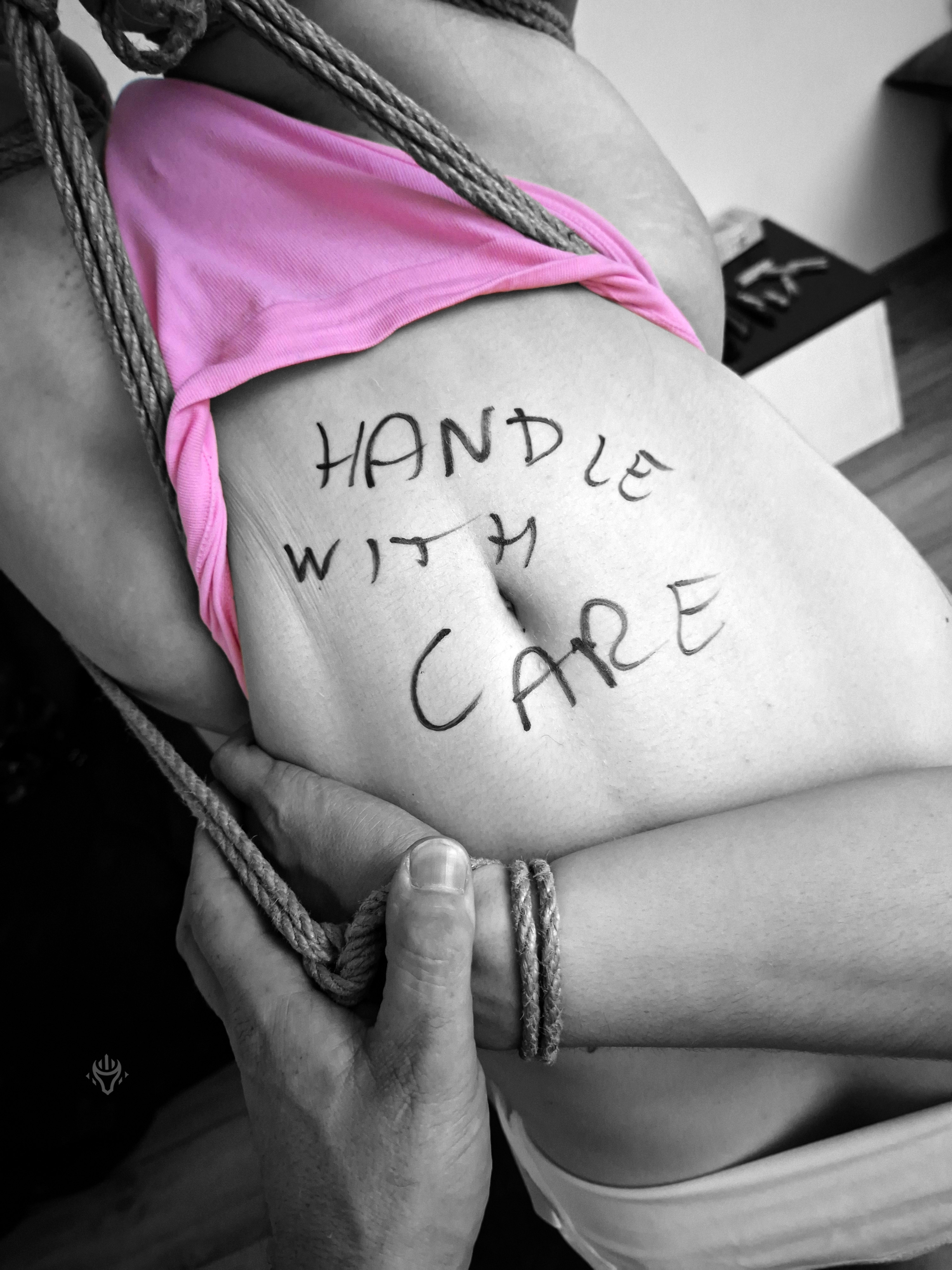 Autorska fotografia shibari — studyjne lub wnętrzowe ujęcie 18.