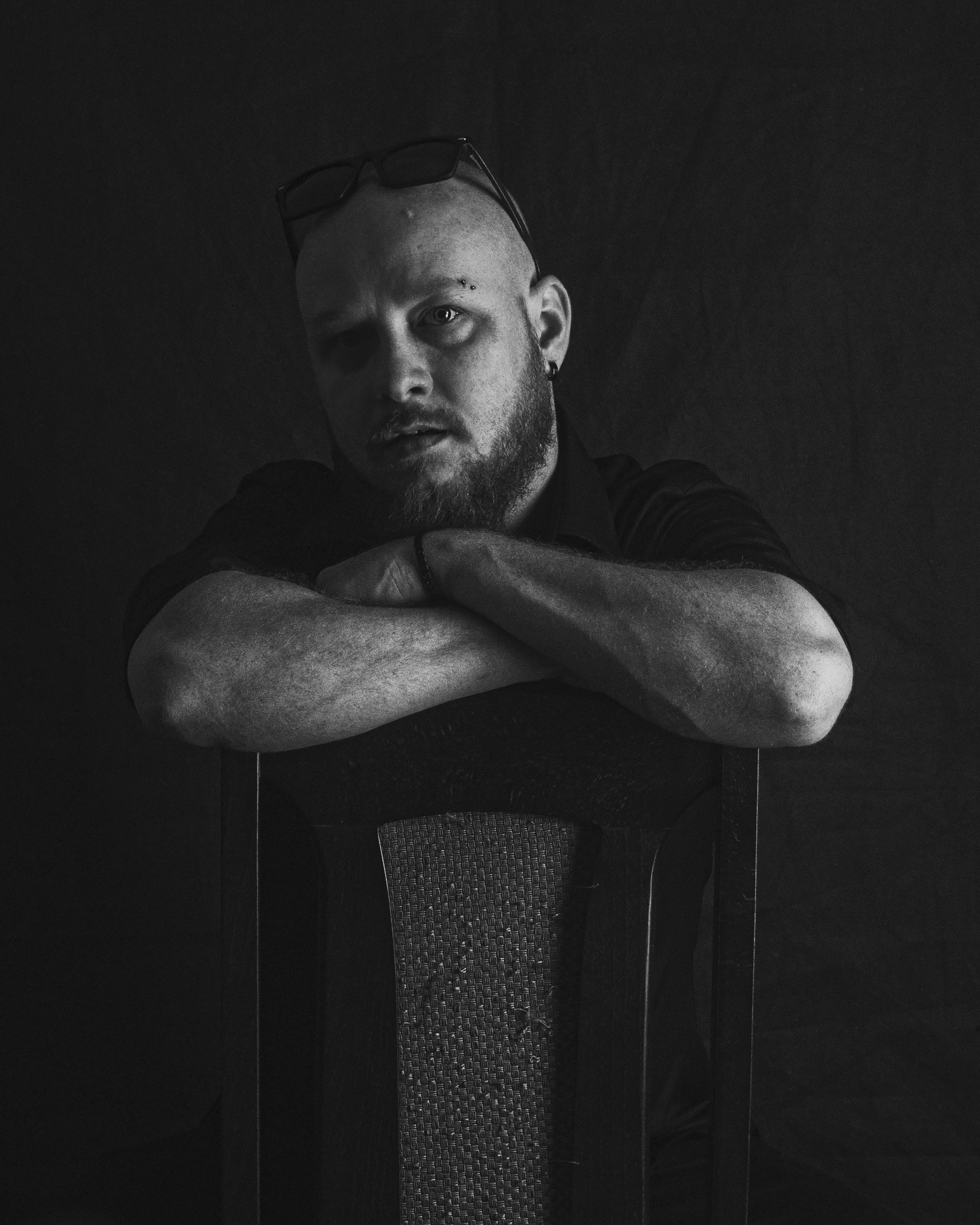 Czarno-biały autoportret Rafała Krówki