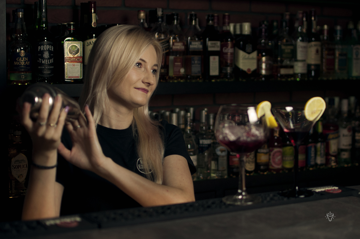 Przygotowywanie drinków w restauracji.