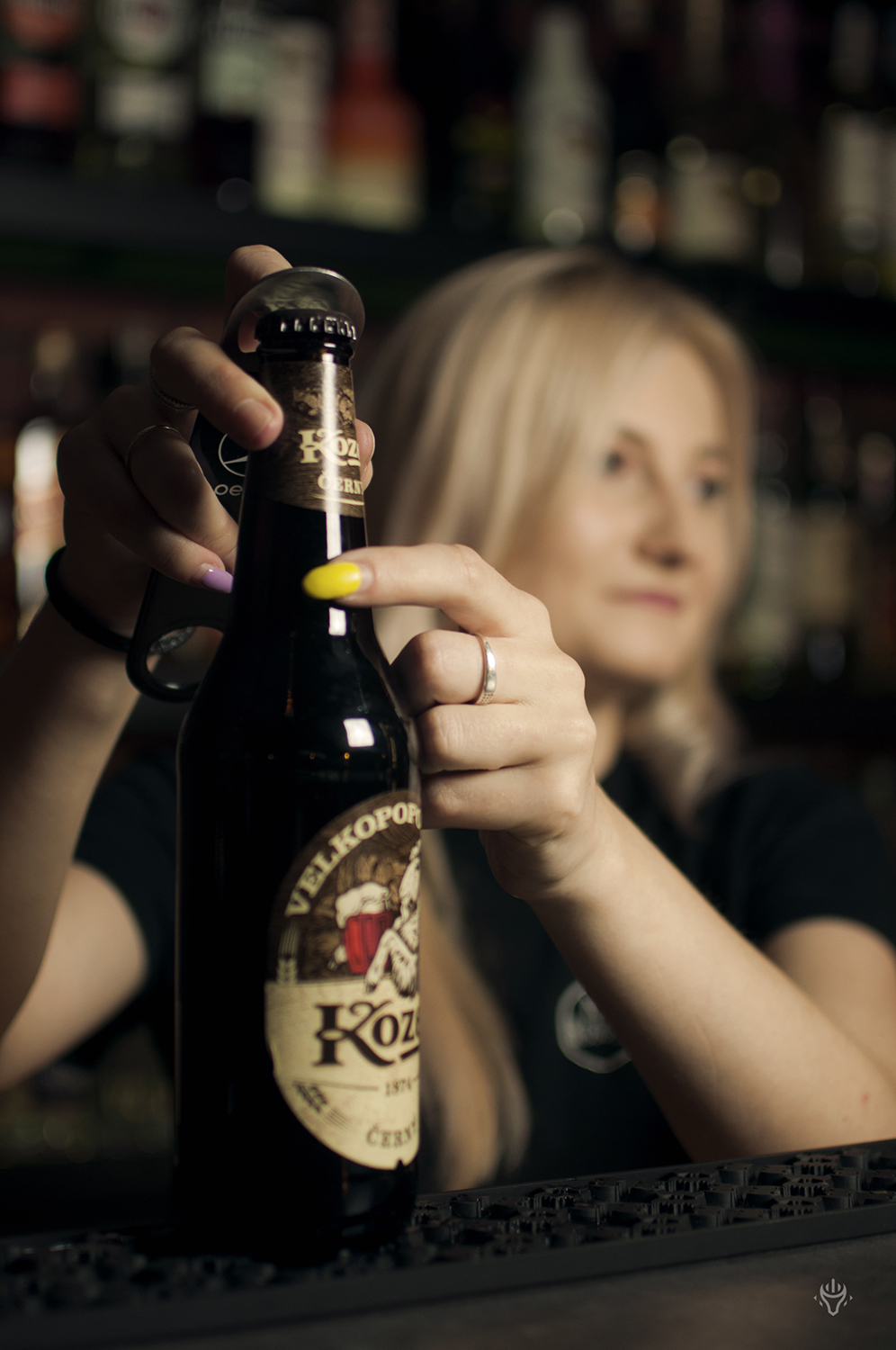 Zbliżenie na butelkę podczas przygotowywania drinka.
