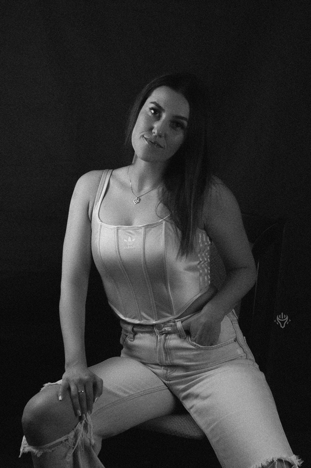 Czarno-biały portret kobiety w jasnym stroju.