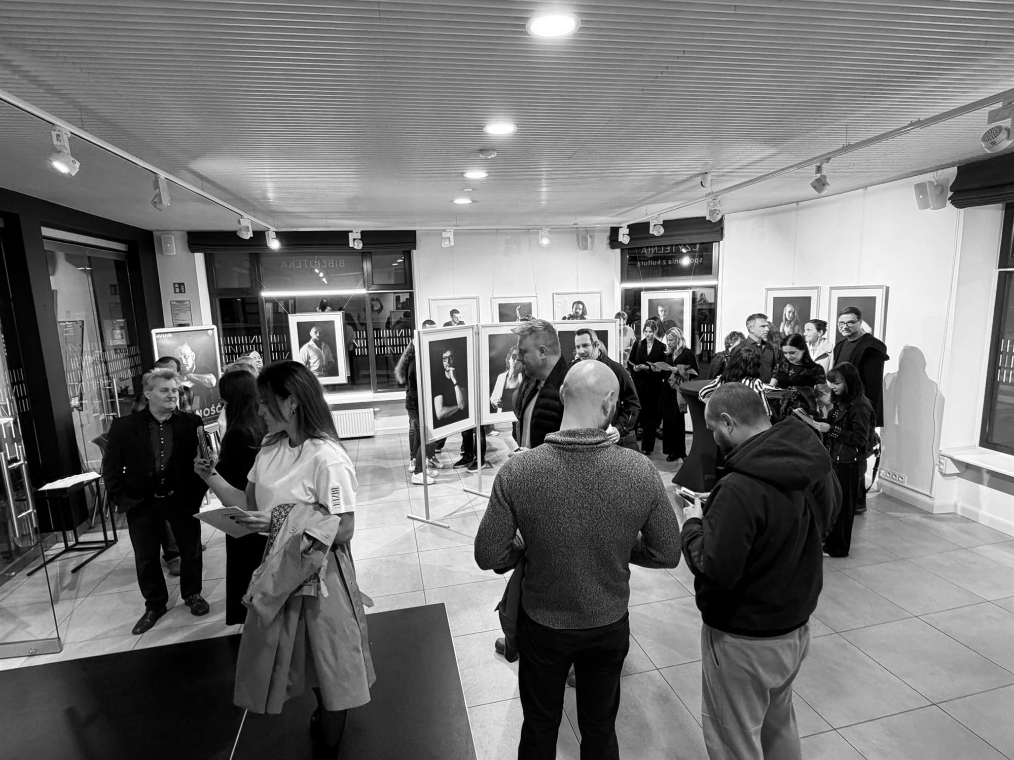 Panorama galerii pełnej gości podczas wernisażu.