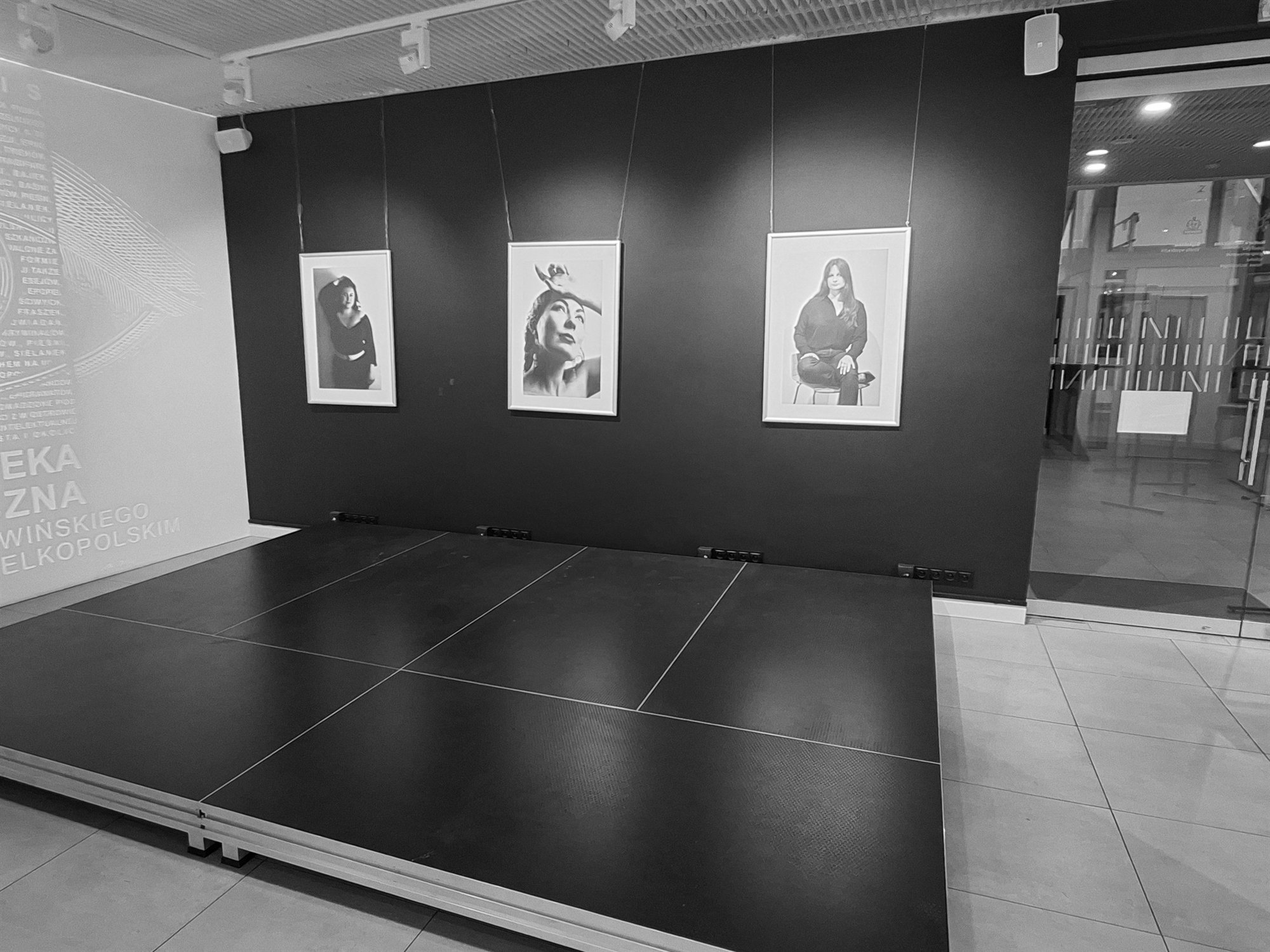 Pusta galeria z pracami z cyklu Obecność ustawionymi na scenie.